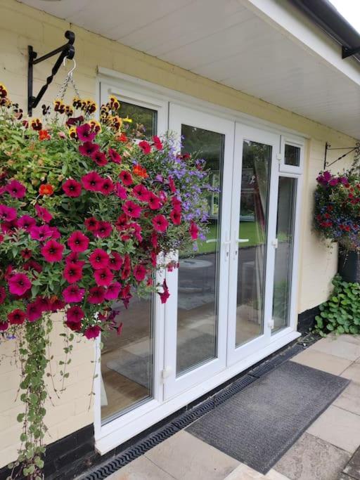 The Nook Located In A Beautiful Garden Setting With Parking Villa Stratford-upon-Avon Bagian luar foto