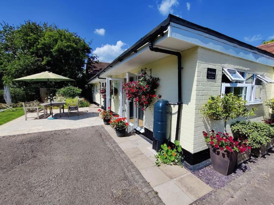 The Nook Located In A Beautiful Garden Setting With Parking Villa Stratford-upon-Avon Bagian luar foto